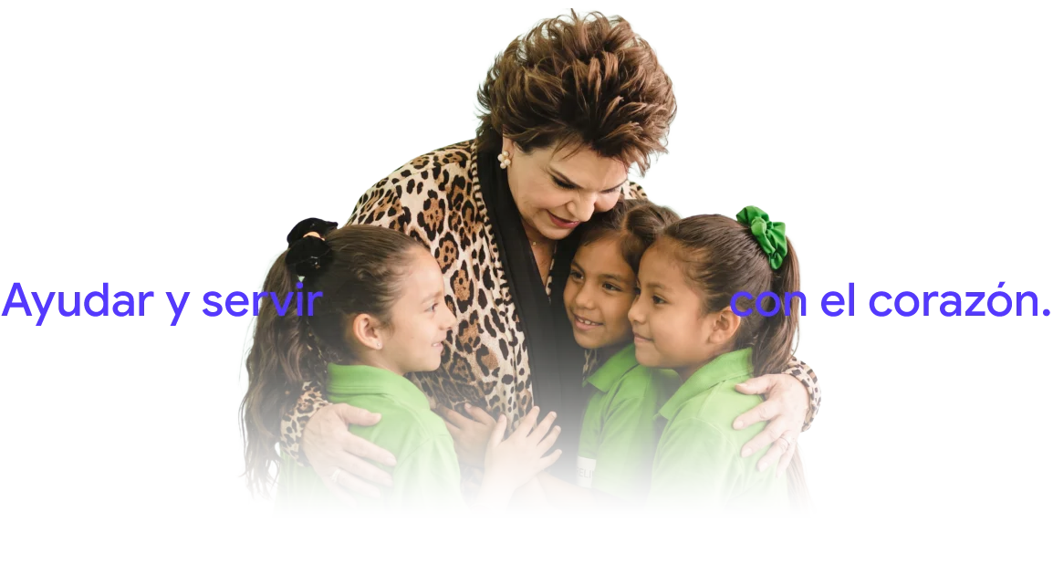 Marcela Fernández de Gándara con niños de Fundación Ganfer
