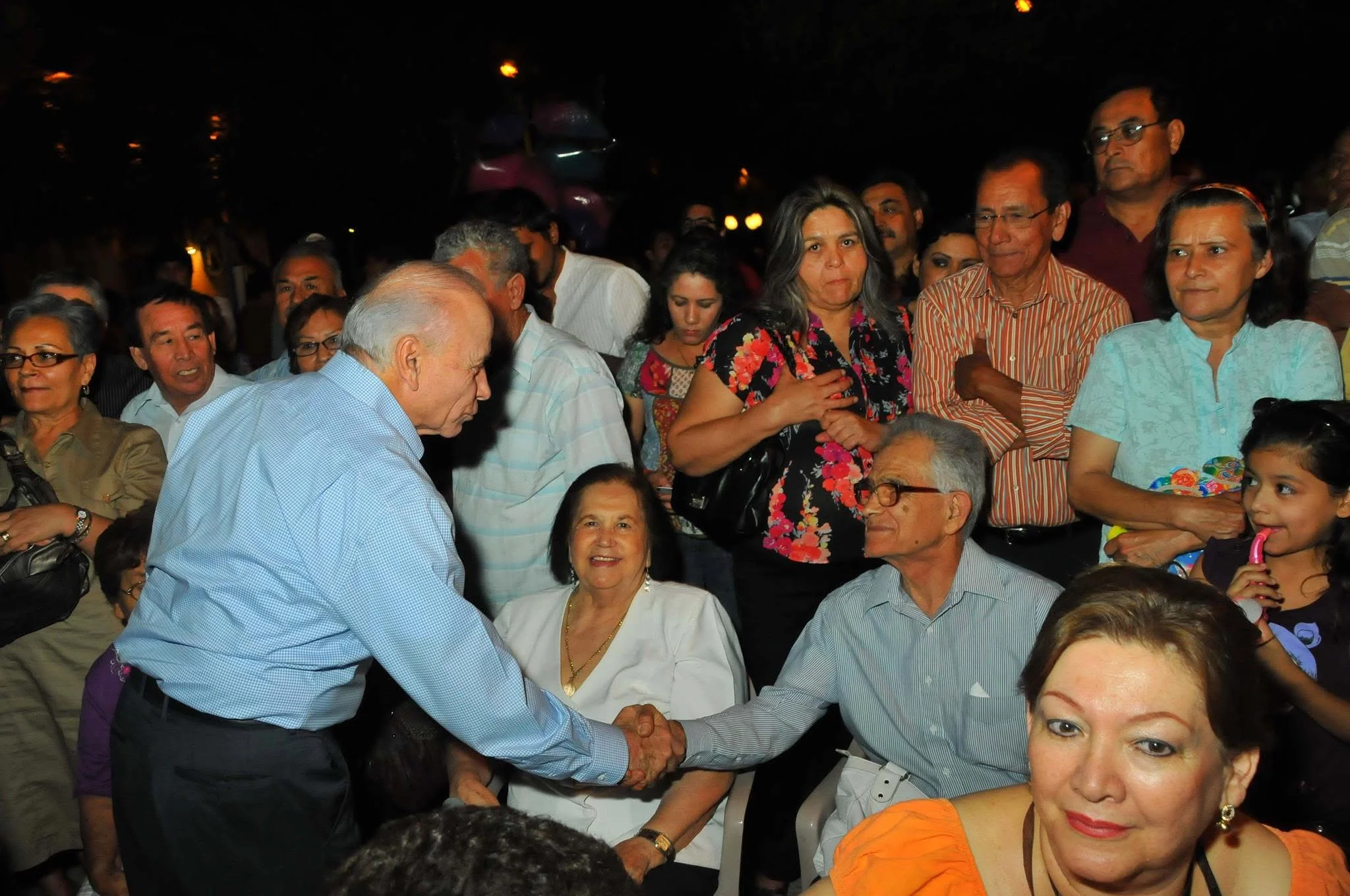 Javier Gándara Magaña saludando a un asistente del evento Pitic
