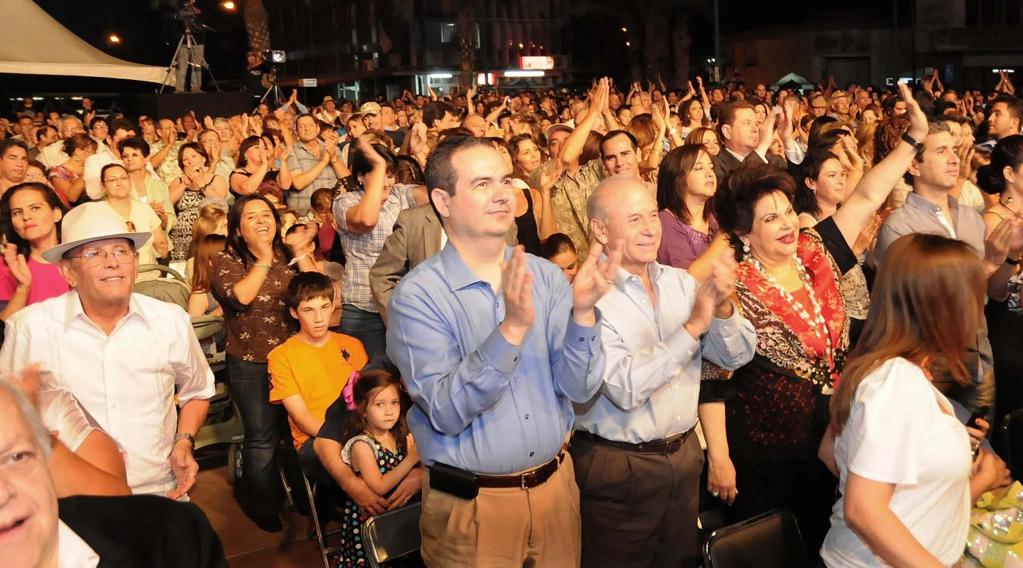 Javier Gándara Magaña junto un grupo de personas aplaudiendo en evento