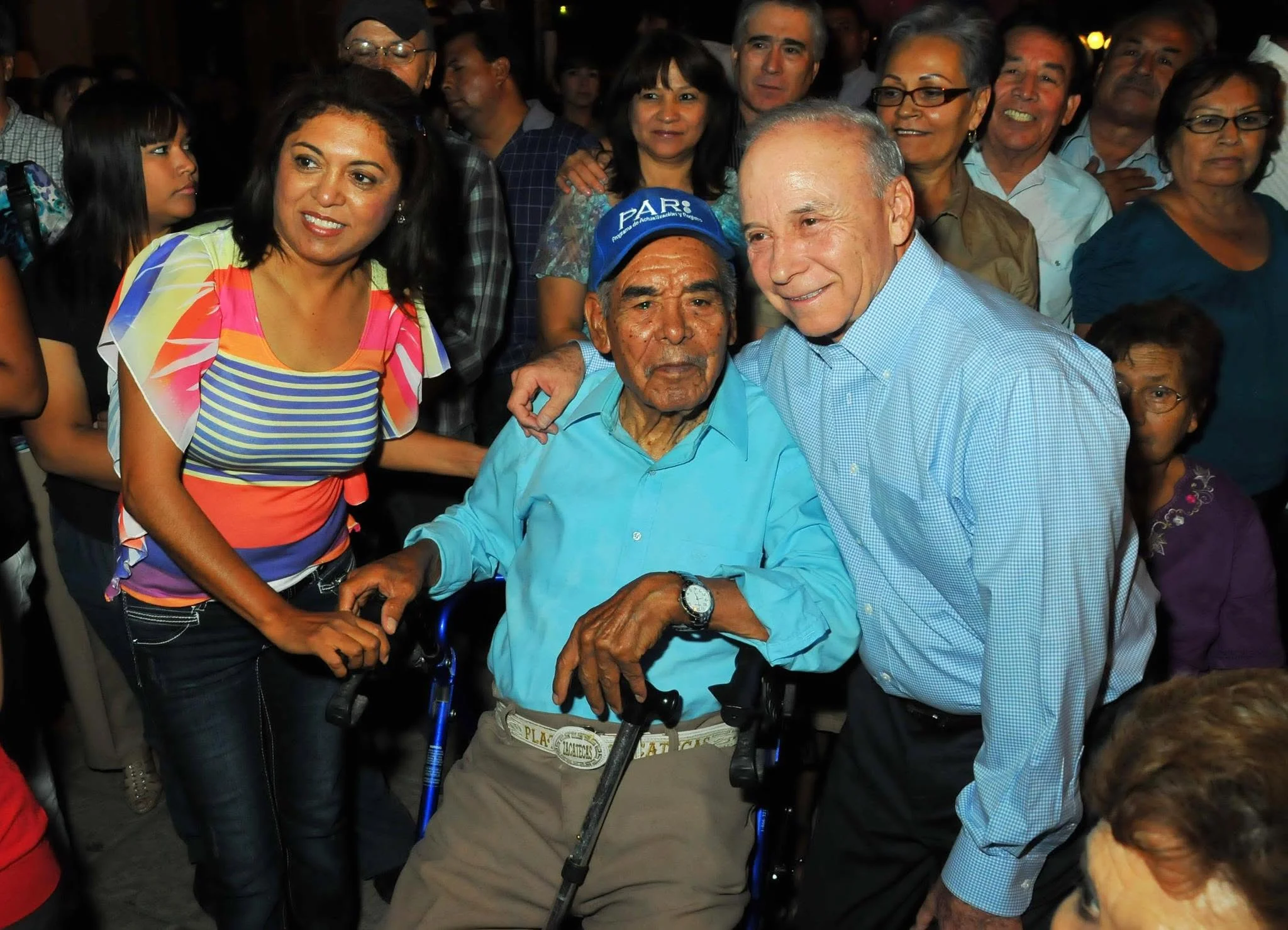 Javier Gándara Magaña posando para una fotografia junto un adulto mayor