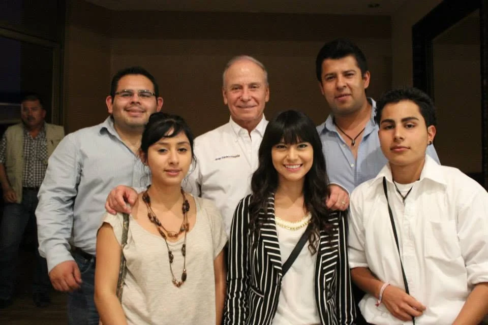 Javier Gándara Magaña posando con asistentes durante evento publico