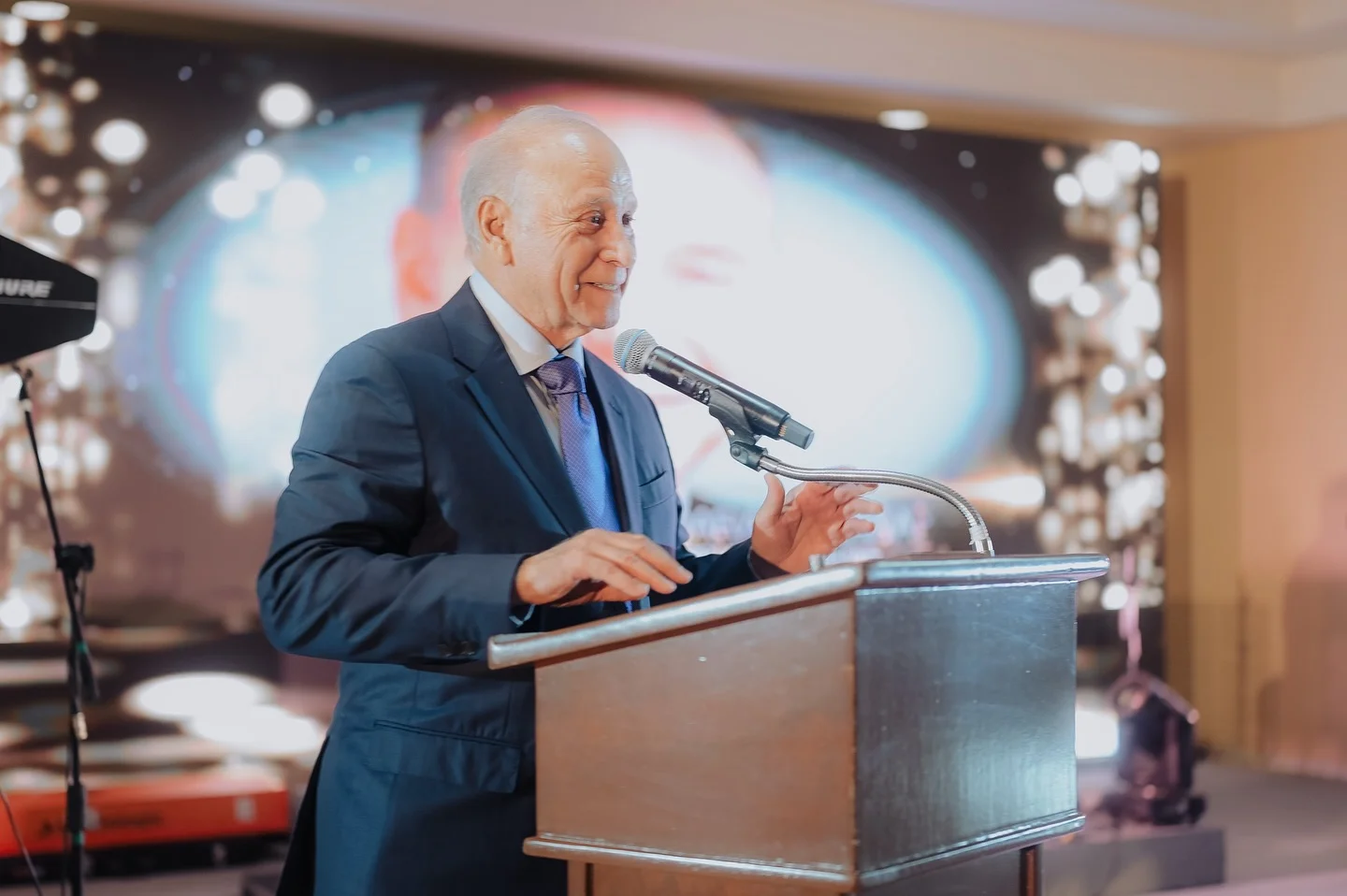 Javier Gándara Magaña dando un discurso durante un evento