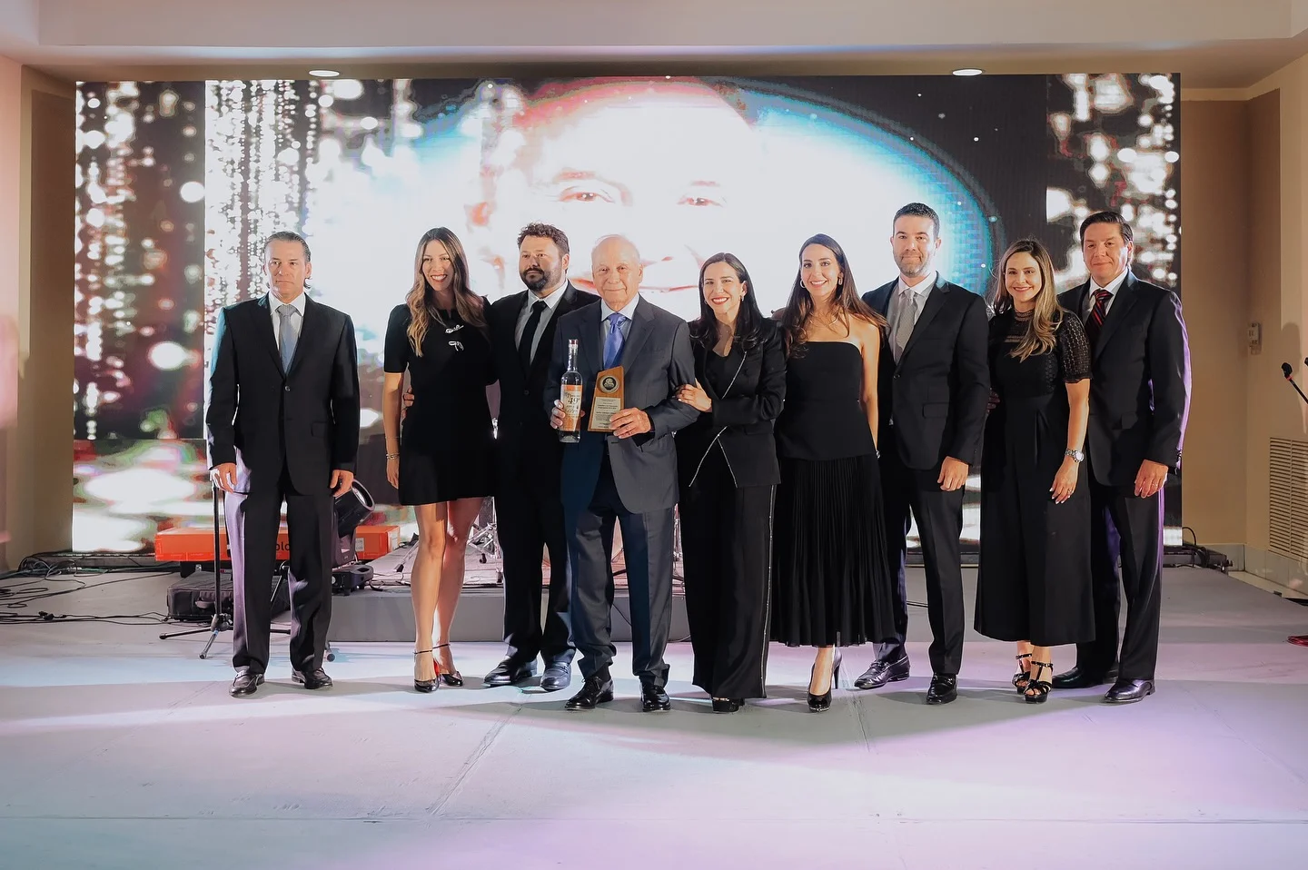 Javier Gándara Magaña posando con su familia durante un evento