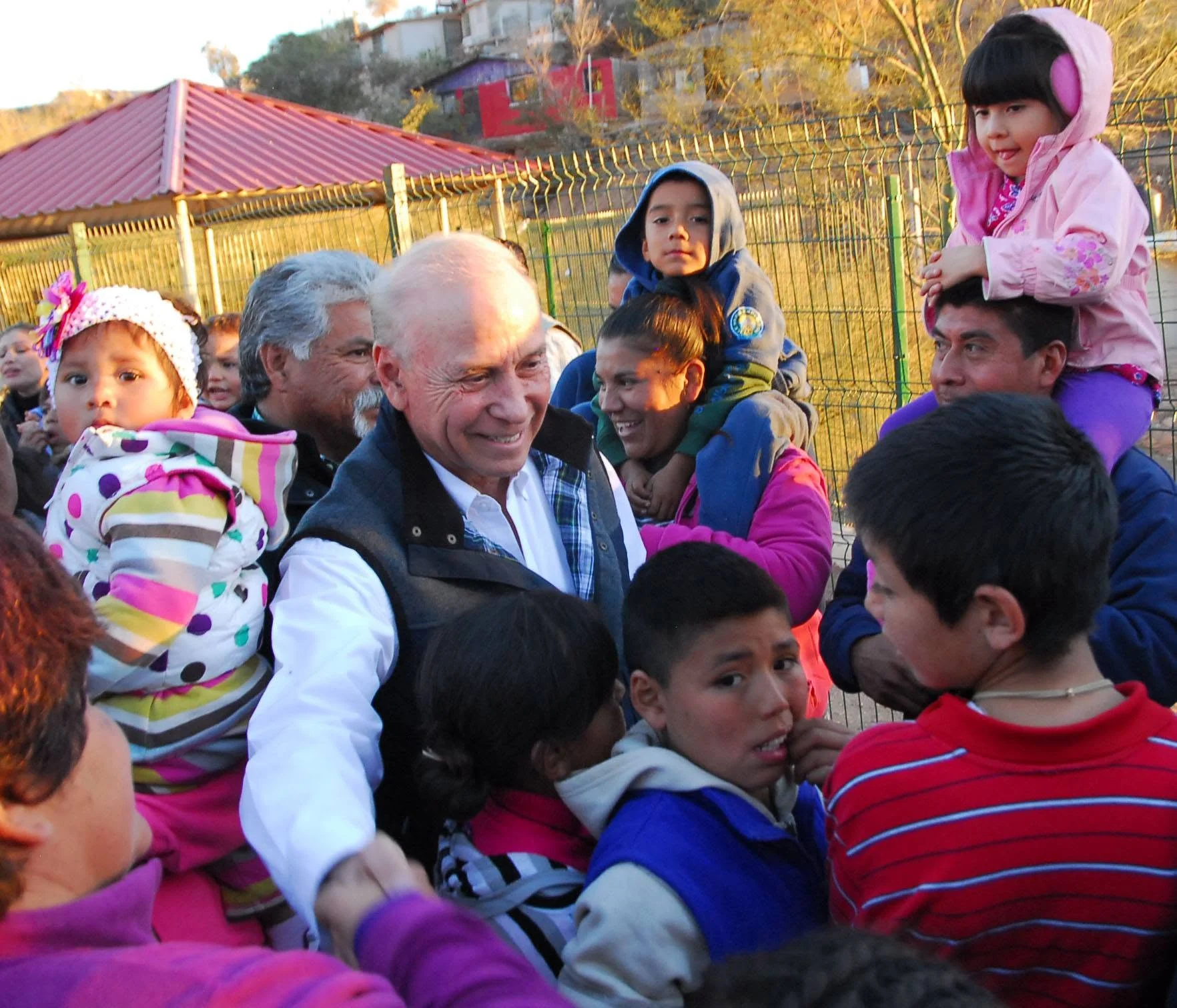 Javier Gándara Magaña saludando a asistentes de una posada en Nogales