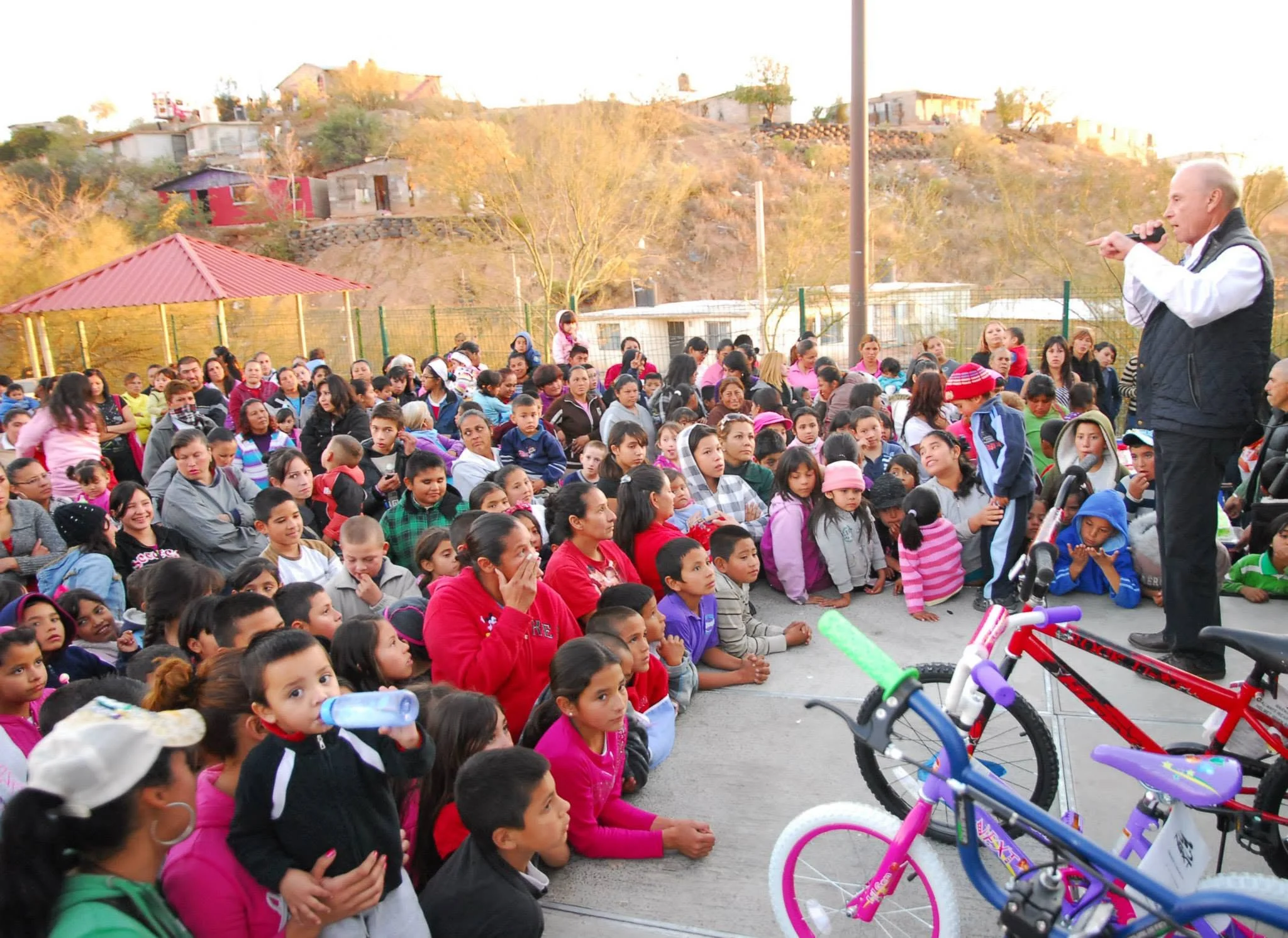 Javier Gándara Magaña dando un discurso delante de niños, jovenes y adultos en un evento