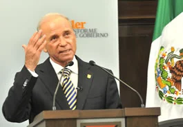 Javier Gándara Magaña dando un discurso de como logró durante el primer año de gobierno una inversión histórica