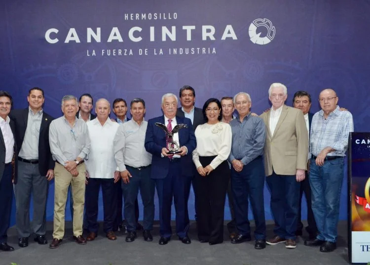 Comite de CANACINTRA Hermosillo posando para una foto sosteniendo al centro un reconocimiento por sus 79 aniversario.