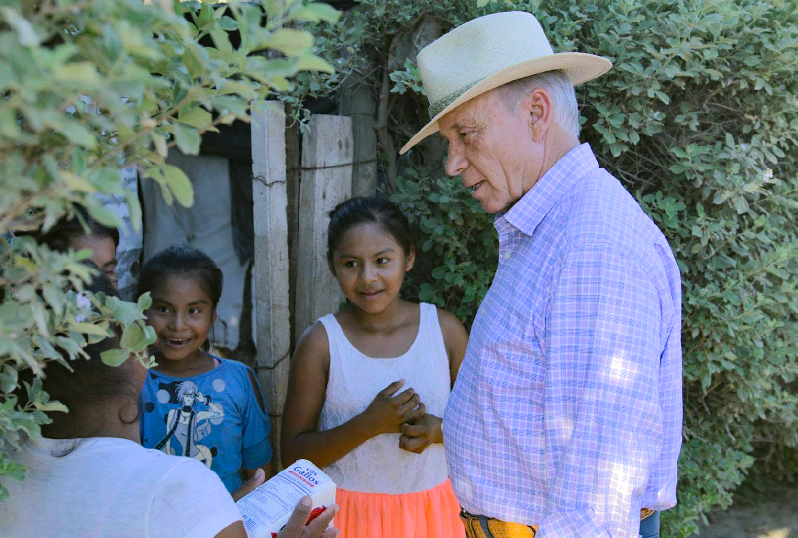 Javier Gándara Magaña conversando con niñas de una comunidad rural en Sonora