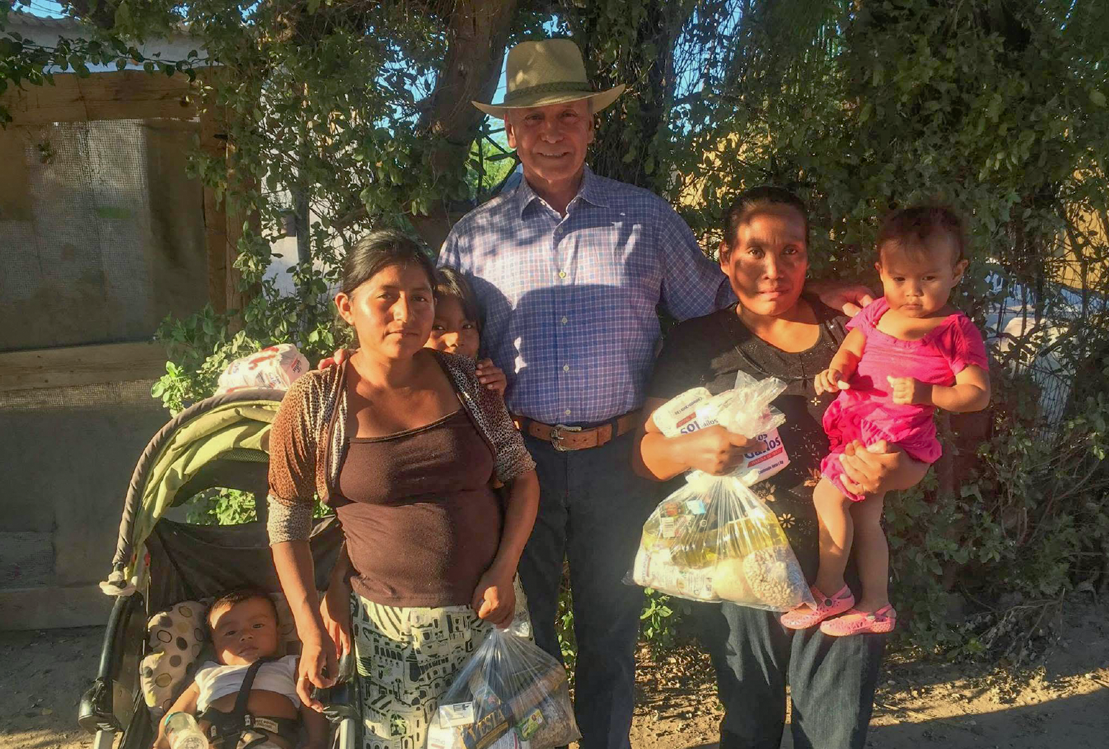 Javier Gándara Magaña entregando despensas a familias de una comunidad rural en Sonora